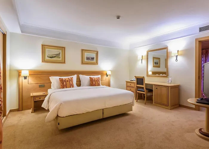 מלון Real Palacio 5*