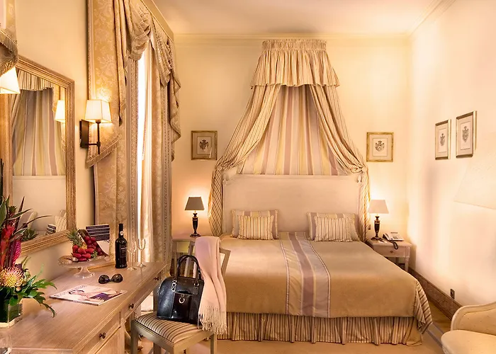 מלון Real Palacio 5*